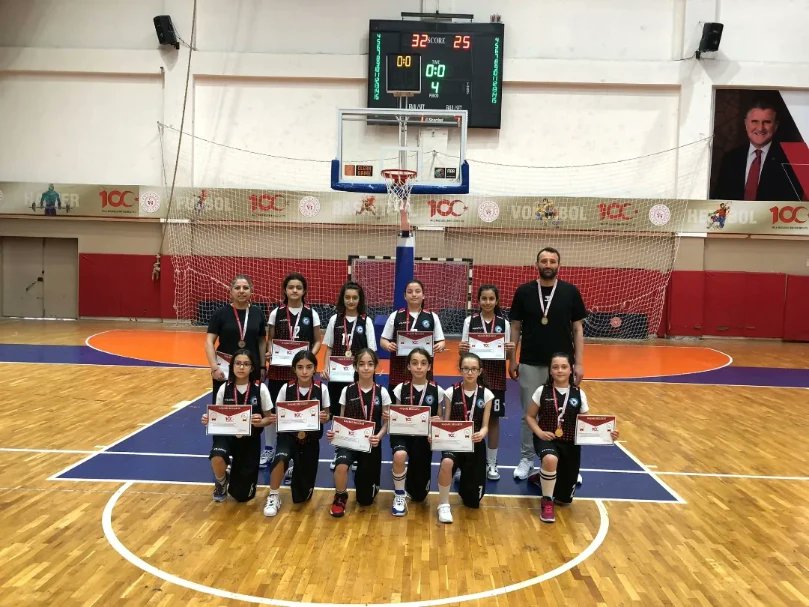 Okulumuz Fevzi Çakmak Ortaokulu Küçük Kızlar Basketbol takımı, Samsun'da oynanan grup müsabakalarını tamamlayarak Türkiye Yarı Finallerine katılmaya hak kazandı.Başta antrenörümüz Çağrı Bey'i,Deniz Hanım'ı,öğrenci ve velilerimizi yürekten kutluyorum.🏀🎯🧿