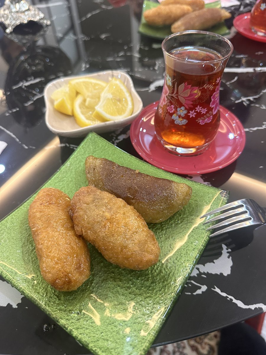 Pünpülli bardahda çay, limon, gadayıf dolmasi, eymeh gadayıfi… #erzurum