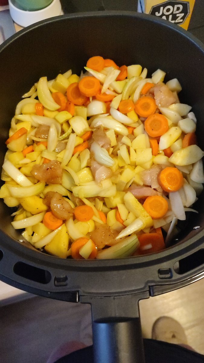 PTA_mit_Oboe's tweet photo. Freund, wir starten ein Experiment mit der HLF.

Wünscht mir Glück, dass es wird.

Kartoffeln, Möhren, Zwiebeln, Apfel Hähnchenbrust, Olivenöl und Gewürze.

#JessiKocht #MitFry
#experimentelleKüche https://t.co/norSh9ljON