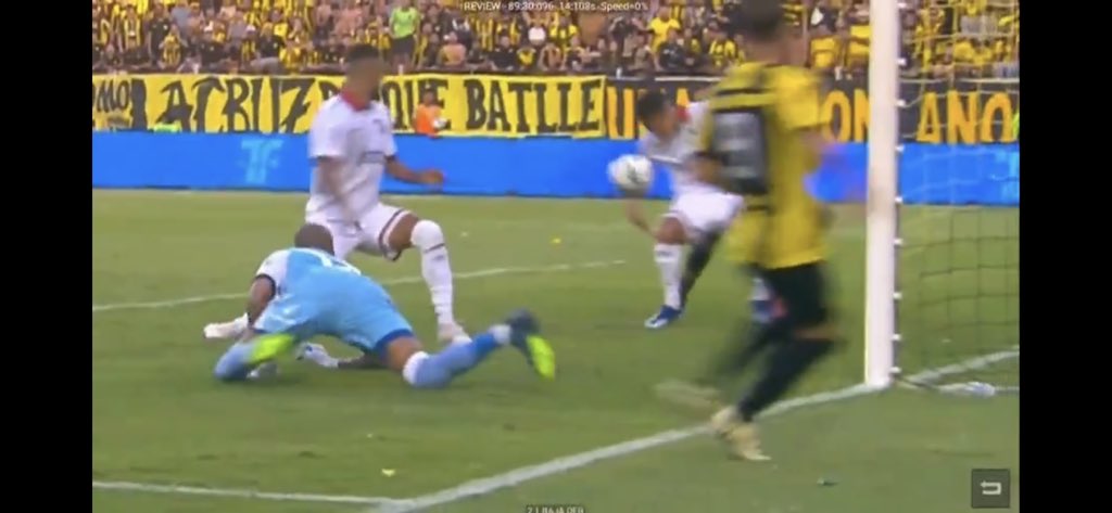 Penal clarísimo no cobrado a favor de Peñarol. Minuto 90. De Armas y el VAR deberían dar explicaciones. La prensa se dedica a operar llorando un penal que no es, y nadie habla de esto. Mano de Lozano, penal.