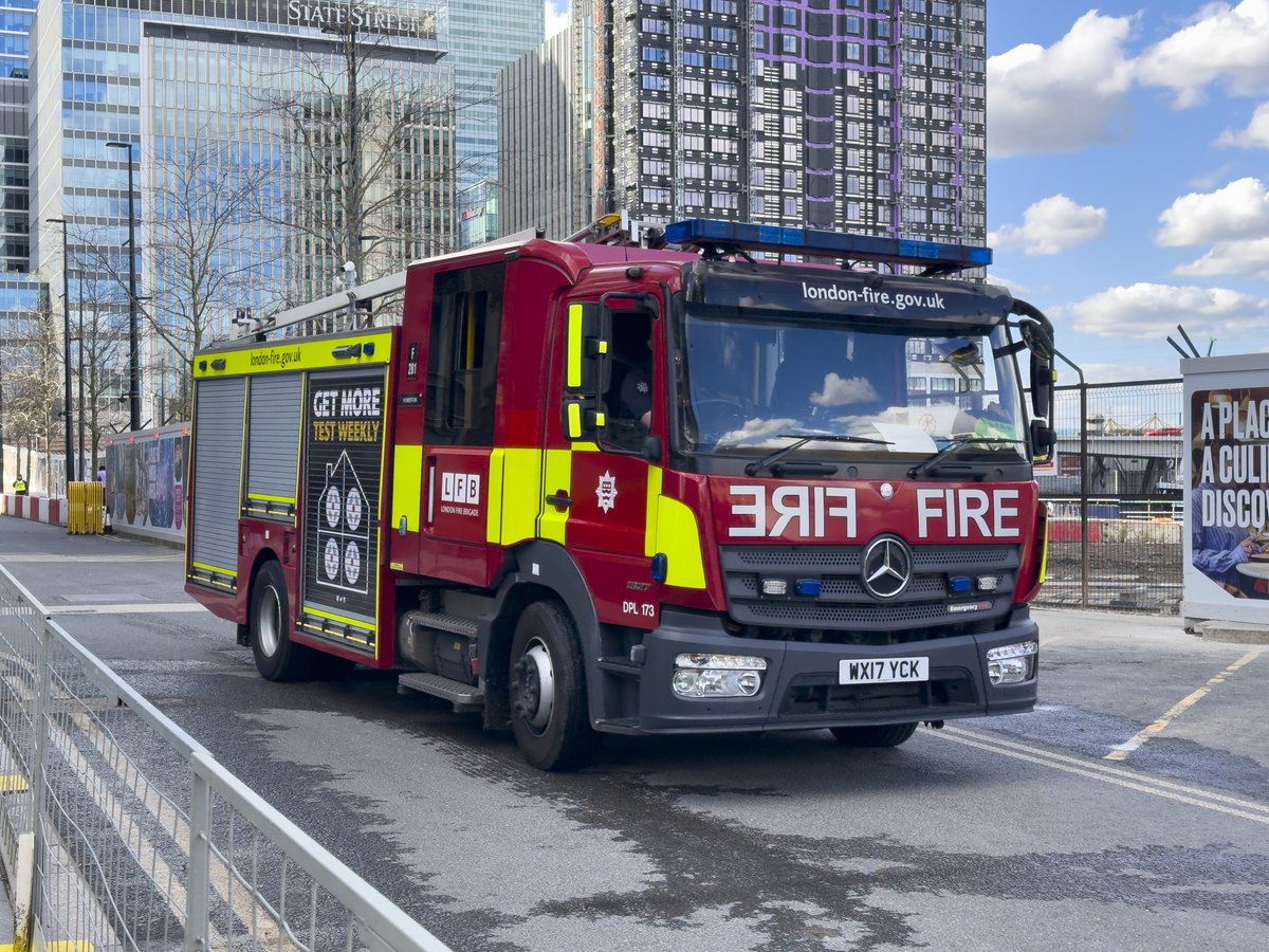 Homerton and Shadwell departing after a fire at Lovegrove Walk, Isle of Dogs @LFBTowerHamlets @LFB_HACKNEY @LondonFire