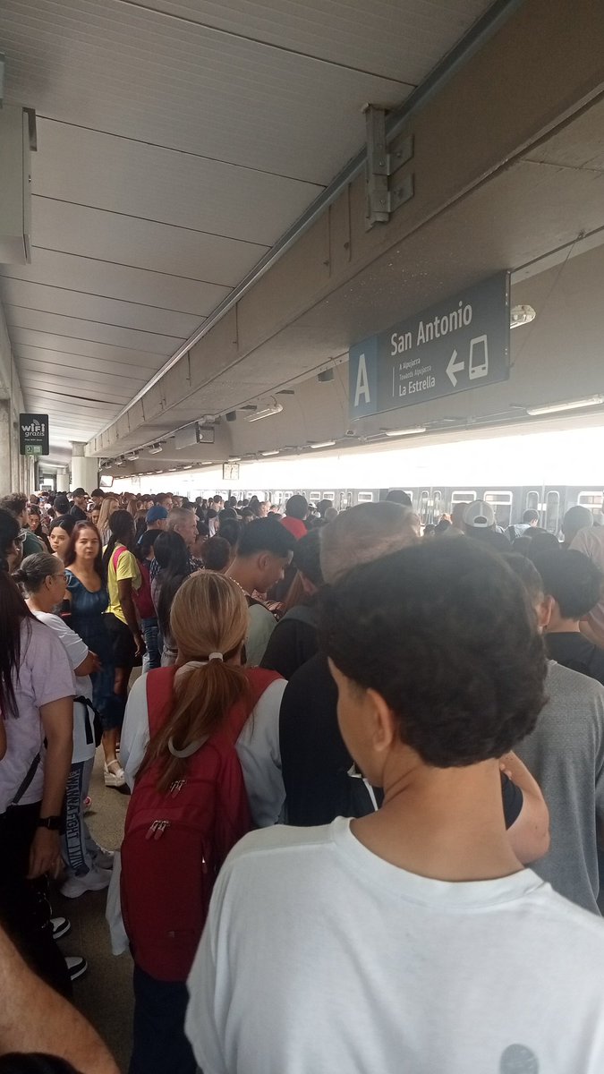 MeDiceKarlangas's tweet photo. @metrodemedellin  ¿Que pasa en la estación san Antonio conexión a San Javier que hay tantas personas? https://t.co/g3OpdCfgfk