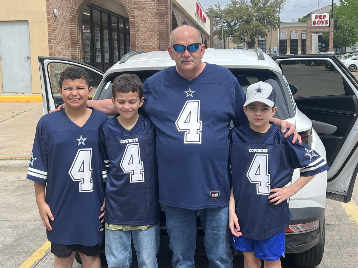 Was at the Popeyes near AT&T and ran into some fans from Champaign, Illinois Safe to say, there’s still A LOT of love out here for Dak Prescott!
