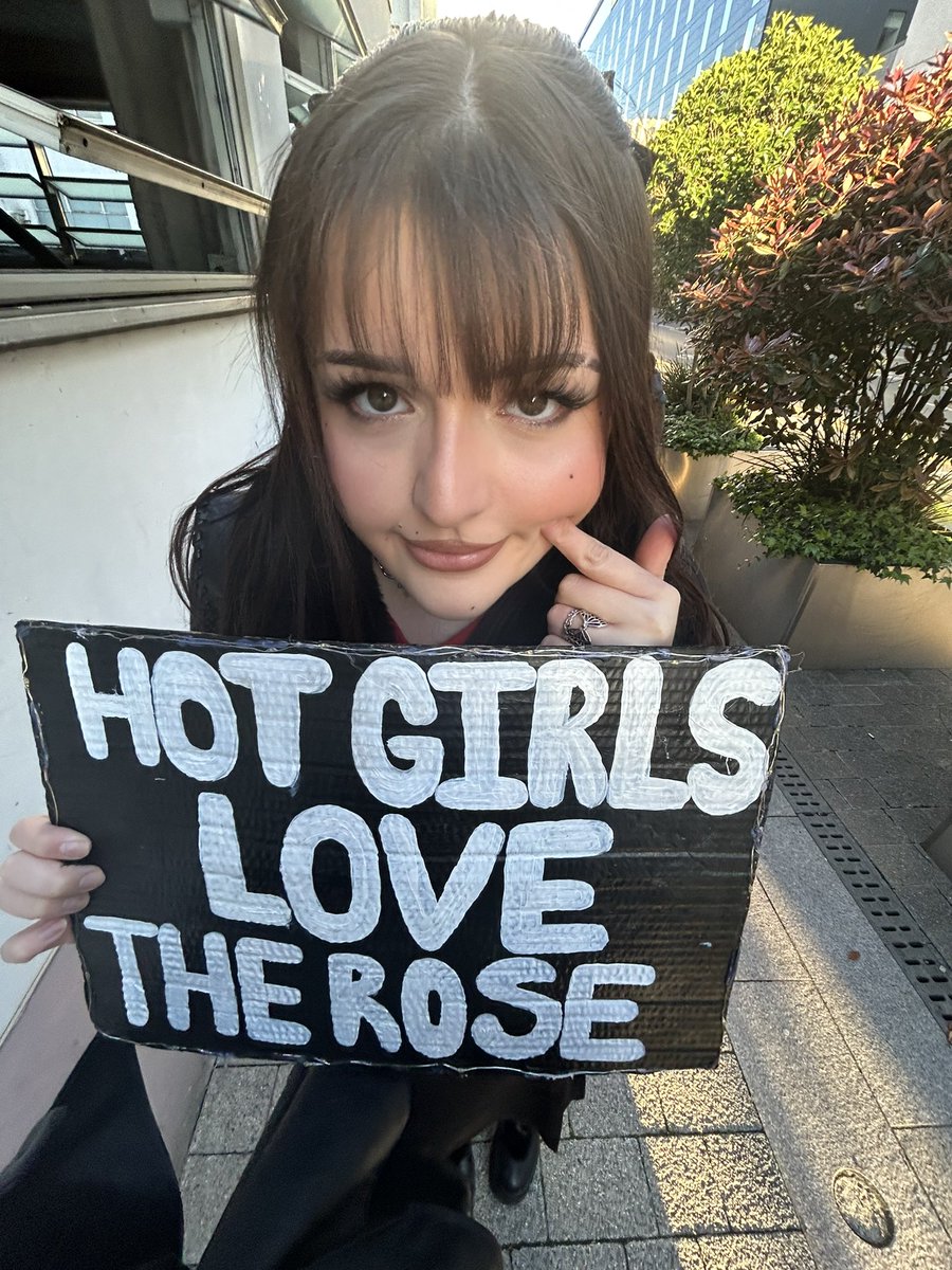 VJHSJK's tweet photo. hot girls love the rose #TheRoseinLondon https://t.co/swMlm5Y5tD