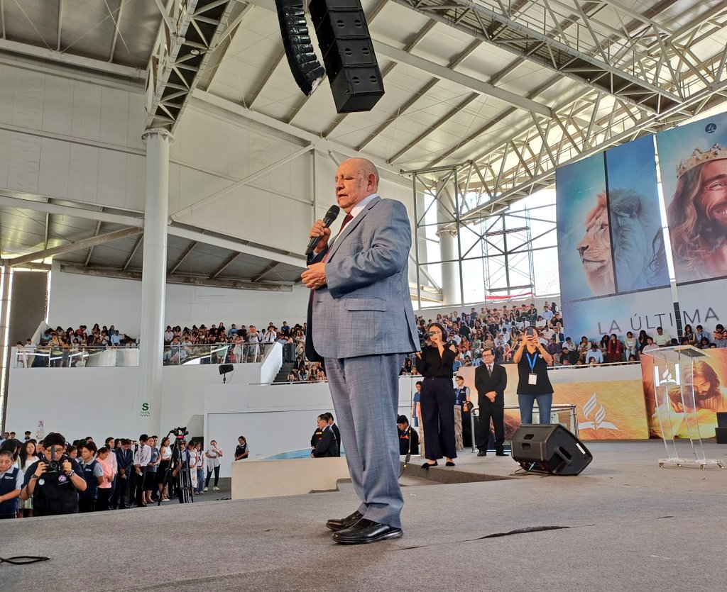 AdventistasAPCE's tweet photo. 💬"El amor de Dios es para todo el mundo, pero la misericordia solo para los que creen en él"🙏🏻 fueron las palabras de llamado del Pr. @alejandrobullon 🙏. Dios toca la puerta de tu corazón invitandote a  aceptarlo y poder estar juntos en el cielo cuando venga por segunda vez .👑 https://t.co/5s96IYRttu