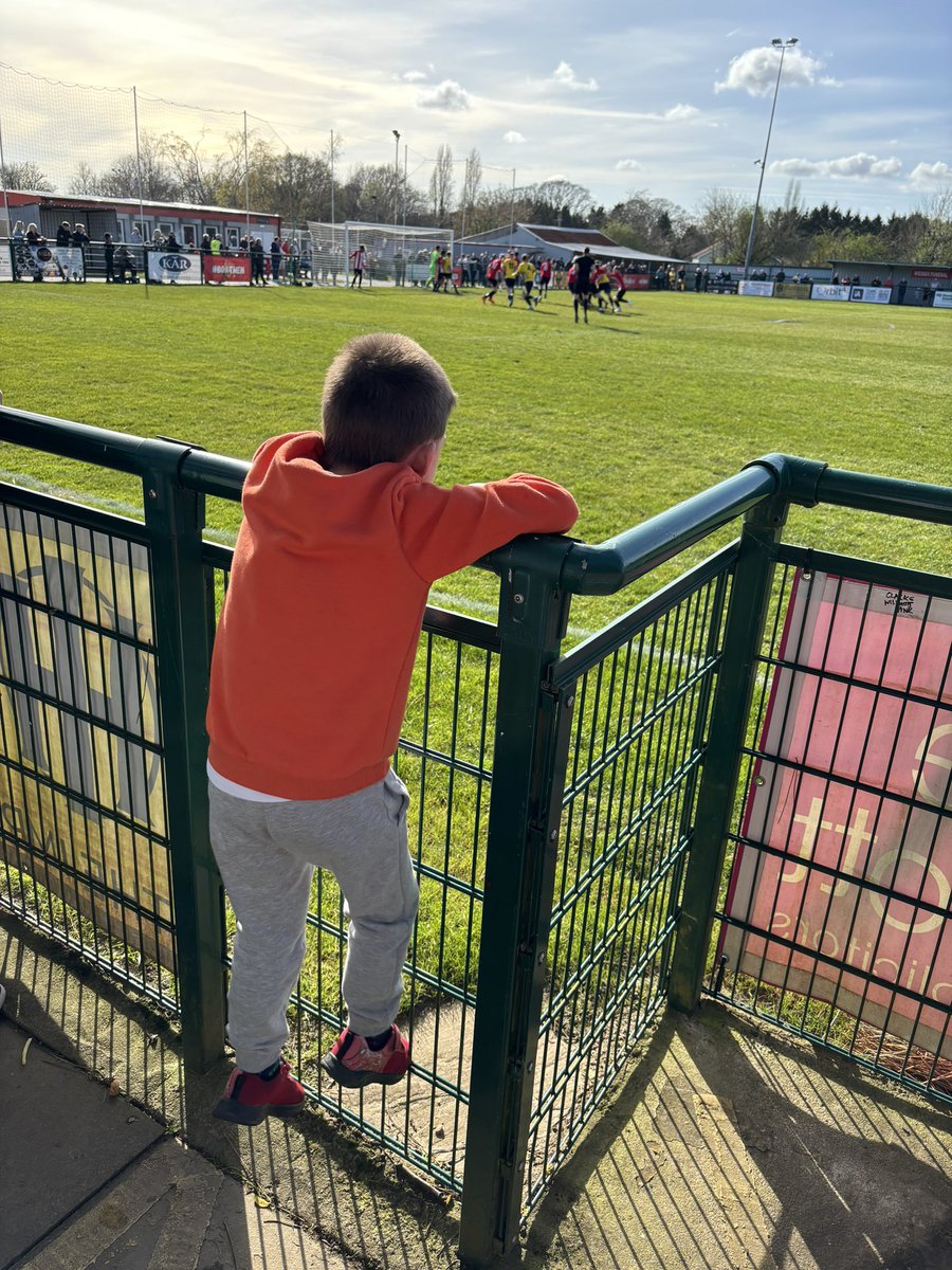 Match 2 of 3 this Easter weekend @sholingfc v @PlymouthPFC. Second time in 2 days the home team in red and white concede a late equaliser! Next up my first ever visit to @EastleighFC with my son on Bank Holiday Monday for their game against @MUFCYorkRoad #UpTheBoatmen #Spitfires
