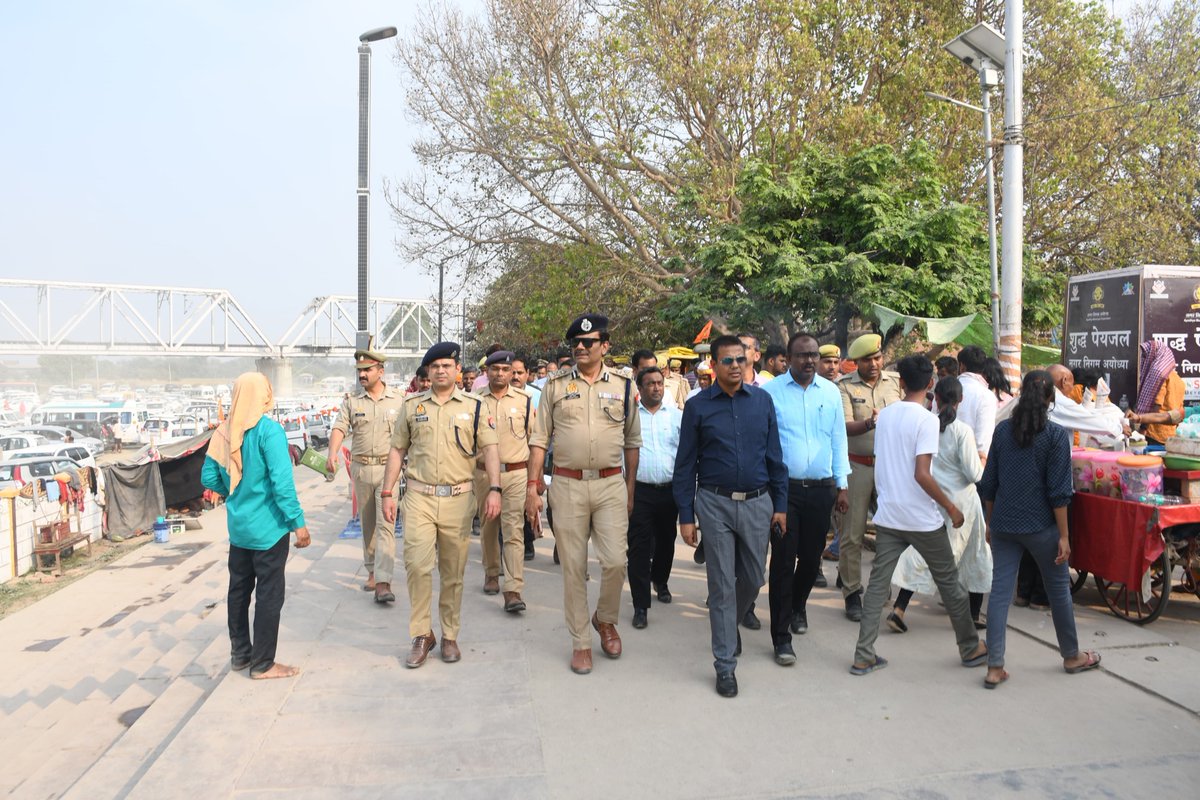 ayodhya_police's tweet photo. आगामी मेला/त्यौहार के दृष्टिगत श्रद्धालुओं की सुरक्षा व्यवस्था हेतु मंडलायुक्त अयोध्या मण्डल,#IGRangeअयोध्या एवं #DM_Ayodhya व #SSP_अयोध्या एवं अन्य अधिकारीगण के साथ अयोध्या के विभिन्न स्थलों का भ्रमण‌ कर‌ निरीक्षण किया गया एवं सर्वसंबंधित को दिए आवश्यक दिशा‌ निर्देश। #UPPolice https://t.co/E6Nz10icWM