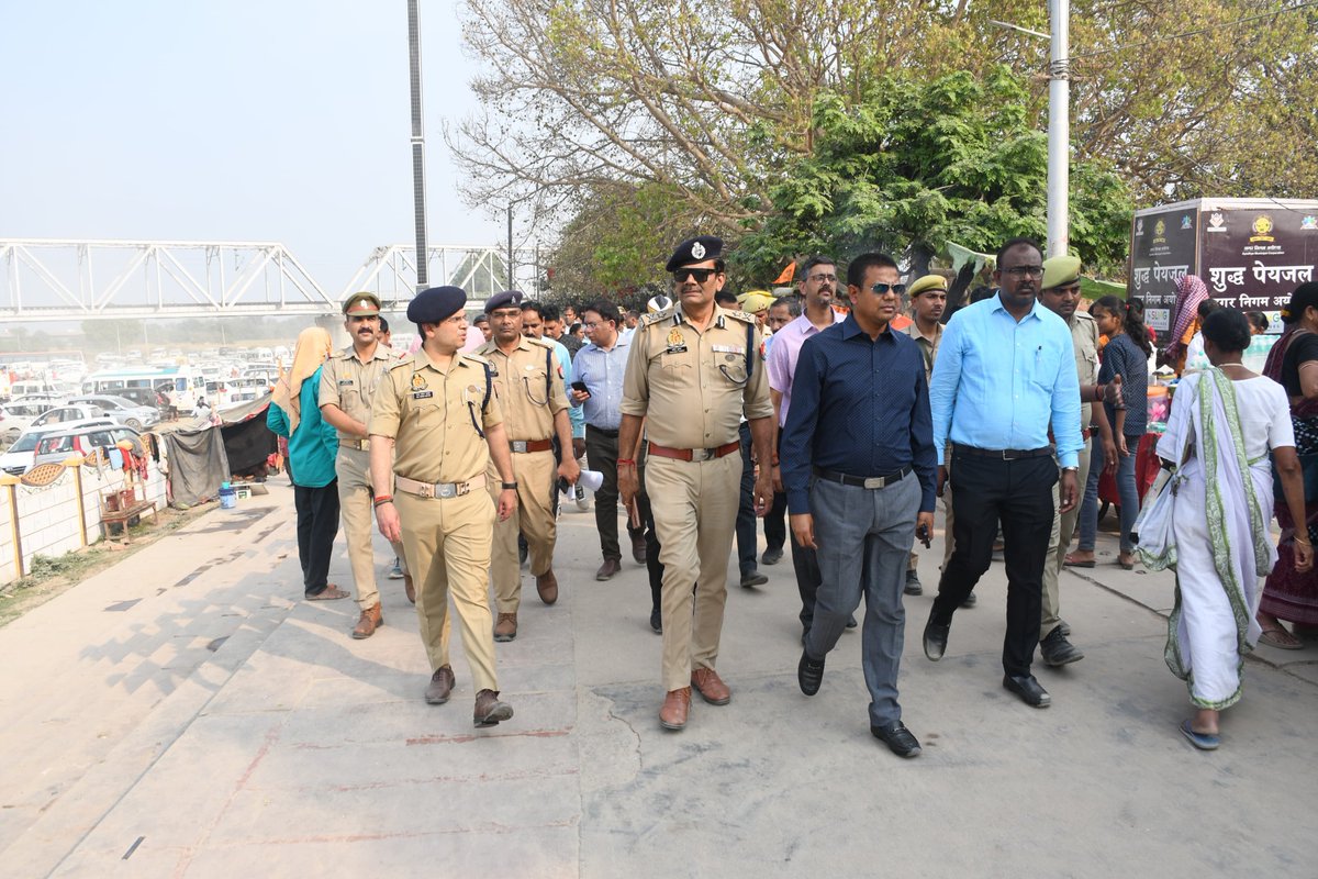 ayodhya_police's tweet photo. आगामी मेला/त्यौहार के दृष्टिगत श्रद्धालुओं की सुरक्षा व्यवस्था हेतु मंडलायुक्त अयोध्या मण्डल,#IGRangeअयोध्या एवं #DM_Ayodhya व #SSP_अयोध्या एवं अन्य अधिकारीगण के साथ अयोध्या के विभिन्न स्थलों का भ्रमण‌ कर‌ निरीक्षण किया गया एवं सर्वसंबंधित को दिए आवश्यक दिशा‌ निर्देश। #UPPolice https://t.co/E6Nz10icWM