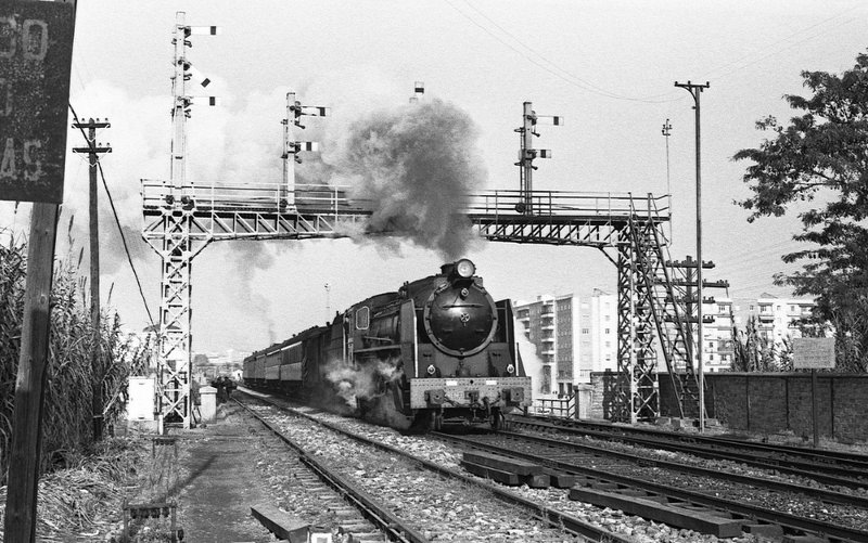 europa_tren's tweet photo. La Mikado 141F2410 cruzando el puente del río Segre, y el de señales incluido, a su salida de Lleida, 5 de noviembre de 1968.
Foto: David Moulden's #EuropaTren #instarailtren #Renfe #VaporenEspaña #HistoriadelFerrocarril #ElSegre #Catalunya #FelizSabado https://t.co/ubcQU8NIAx