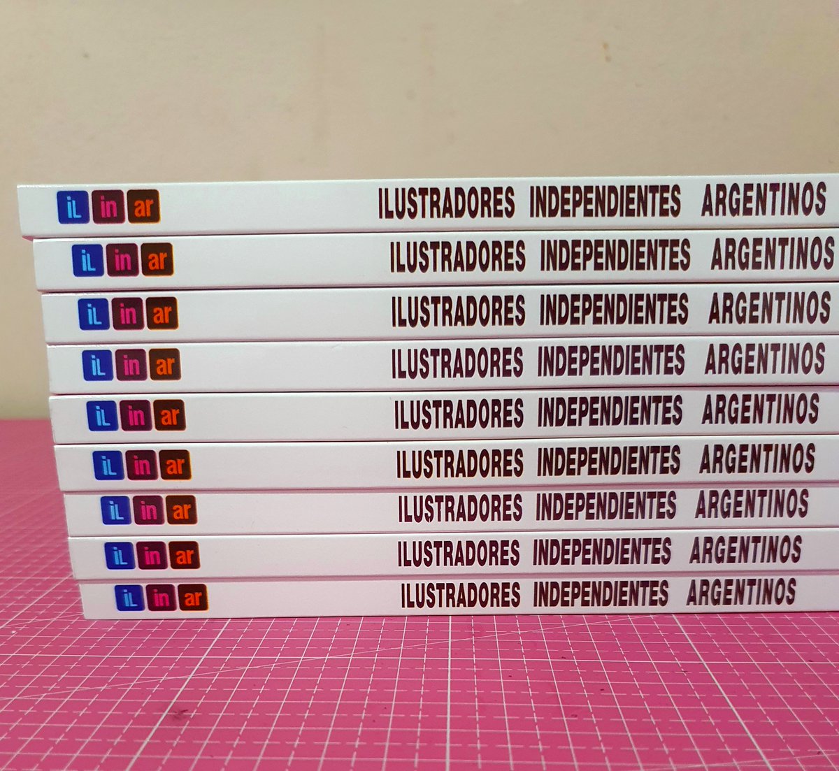 SATS_works's tweet photo. Salió ILINAR y es hermoso ♥
Este artbook de @boinaeditorial tiene 100 ilustraciones originales, a todo color, de 10 ilustradores argentinos que seguramente no conocías.

Me pone muy feliz poder presentárselos porque es un proyecto en el cual me encantó haber participado! https://t.co/JITZxSAHph