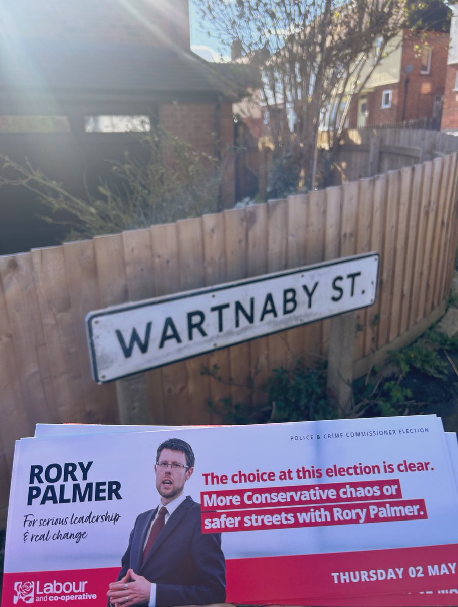 Beautiful sunny afternoon out in Market Harborough campaigning for our PCC candidate @Rory_Palmer 🌹☀️ @HarboroughLP #Rory4PCC #LabourDoorstep @robertmartin1a