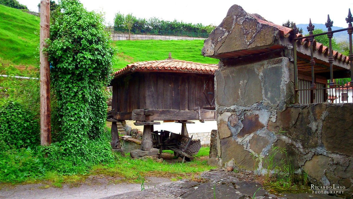 COLUMBIELLO #LENA #ASTURIAS Localidad del Concejo de Lena y Perteneciente a la Parroquia de #Columbiello. Está situada a una altitud de 380 metros. Dista a 2 kilómetros de la capital municipal #LaPola. En Columbiello se encuentra la #iglesia parroquial, dedicada a #SanVicente.