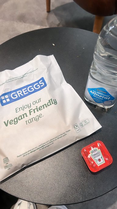 for me vs for the simps https://t.co/Vs3YVrafJ6