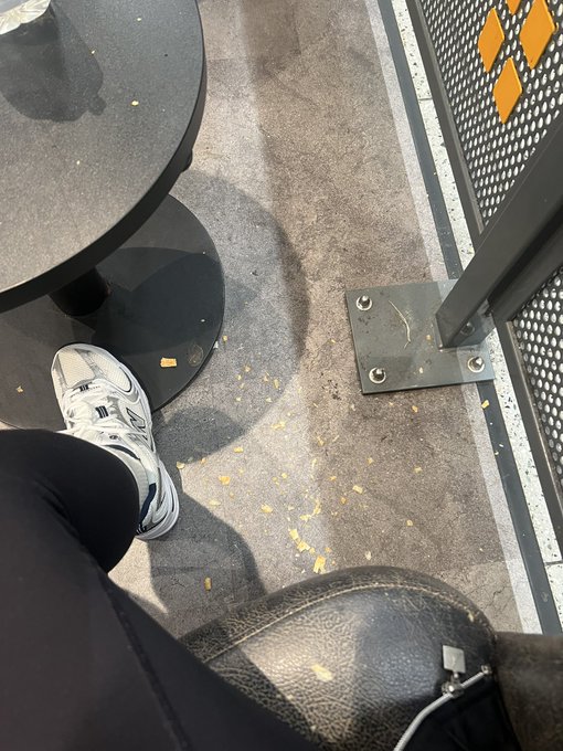 for me vs for the simps https://t.co/Vs3YVrafJ6