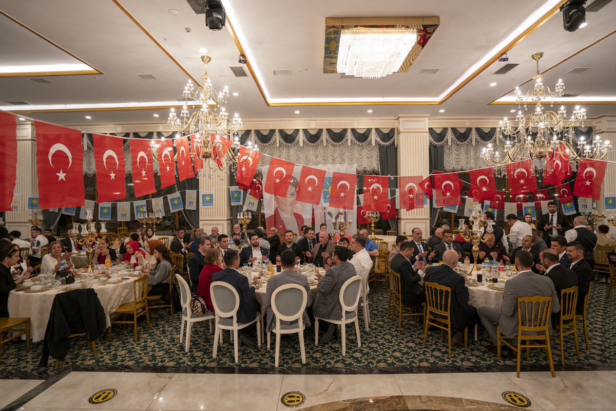 FatihKOCA04's tweet photo. Gece gündüz demeden çalışan, cesur ve cefakar yürekli teşkilatlarımızla teşekkür yemeğinde bir araya geldik.

İl Başkanımız @AkifSarperOnder ve Divanına 
Eski ilçe Başkanımız ve İl Başkan Yardımcımız Ağabeyim @hamdi_orhun ‘a
İlçe Başkanımız @zeynelacarr ve Yönetimine 
Belediye Meclis Üyesi adaylarımıza, Kadın Kollarımıza, Gençlik Kollarımıza, Gönüllü ekibimize ve Yarın sandıklara sahip çıkacak olan sandık görevlilerimize çok teşekkür ediyorum.

Sincan İYİ olacak ☀️ 
Zafer Bismillah 🇹🇷