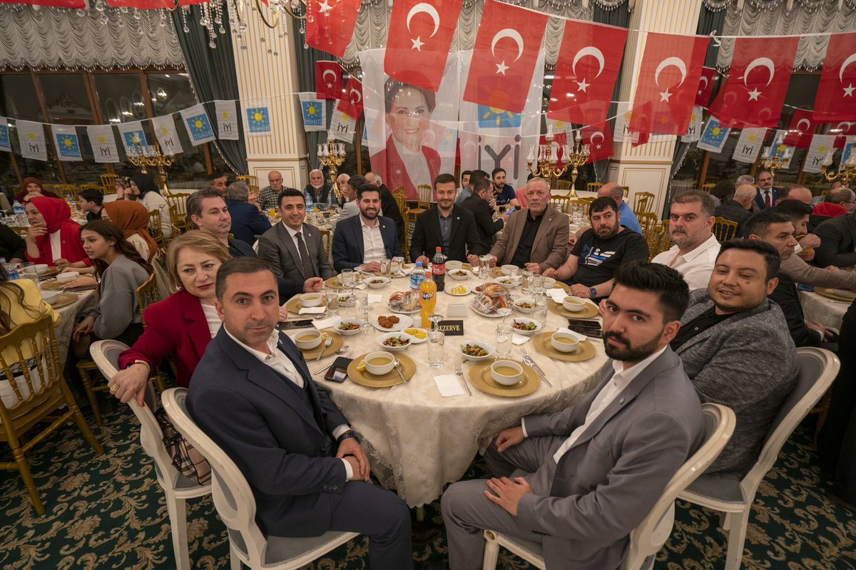 FatihKOCA04's tweet photo. Gece gündüz demeden çalışan, cesur ve cefakar yürekli teşkilatlarımızla teşekkür yemeğinde bir araya geldik.

İl Başkanımız @AkifSarperOnder ve Divanına 
Eski ilçe Başkanımız ve İl Başkan Yardımcımız Ağabeyim @hamdi_orhun ‘a
İlçe Başkanımız @zeynelacarr ve Yönetimine 
Belediye Meclis Üyesi adaylarımıza, Kadın Kollarımıza, Gençlik Kollarımıza, Gönüllü ekibimize ve Yarın sandıklara sahip çıkacak olan sandık görevlilerimize çok teşekkür ediyorum.

Sincan İYİ olacak ☀️ 
Zafer Bismillah 🇹🇷