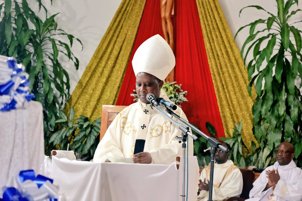 Kinyamateka_KM's tweet photo. "Yezu yagaragaje ko ari Umuntu ubwo urupfu rwamuhitanaga, ariko anagaragaza ko ari Imana ubwo yazukaga kuko nta muntu wari warigeze uzuka. Yezu yatsinze urupfu," Kardinali Kambanda mu nyigisho ye mu Misa y'igitaramo cya Pasika. https://t.co/CrQy29yafN