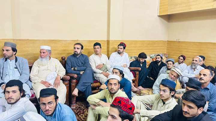 PashtonNaseer's tweet photo. پی ټی ایم مشر منظور پشتین او صوبایې کواډنیټر خیرلا امین ورسره زموار ملګری دا وخت مردان کې اولس ده قام او وطن په اړه ګټوري خبري او ده تنظیم ده مظبوت کولو لپاره دا مبارک میاشته کې حجره په حجره ګرزی ده یوالې پیغام رسوي در پښتنو 
#PTMZindabad https://t.co/uQ8GyV9yTF