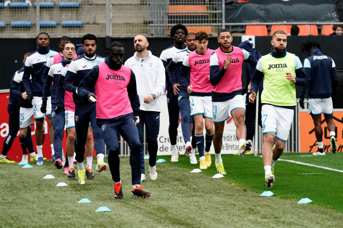 lnstantFoot's tweet photo. Luka Elsner, coach du Havre, s'est exprimé sur sa gestion du Ramadan : 

« On a une approche ouverte concernant le ramadan, dans le sens où nous accompagnons les joueurs qui le respectent. (...) 𝗦𝗲𝘂𝗹𝗲 𝗹𝗮 𝗽𝗲𝗿𝗳𝗼𝗿𝗺𝗮𝗻𝗰𝗲, 𝗾𝘂𝗲 𝗰𝗲 𝘀𝗼𝗶𝘁 𝗲𝗻 𝗺𝗮𝘁𝗰𝗵 𝗼𝘂 𝗮̀ 𝗹'𝗲𝗻𝘁𝗿𝗮𝗶̂𝗻𝗲𝗺𝗲𝗻𝘁, 𝗰𝗼𝗺𝗽𝘁𝗲. 𝗟𝗲𝘀 𝗷𝗼𝘂𝗲𝘂𝗿𝘀 𝘀𝗼𝗻𝘁 𝗹𝗶𝗯𝗿𝗲𝘀 𝗱𝗲 𝗷𝗲𝘂̂𝗻𝗲𝗿 𝗰𝗼𝗺𝗺𝗲 𝗶𝗹𝘀 𝗹𝗲 𝘀𝗼𝘂𝗵𝗮𝗶𝘁𝗲𝗻𝘁, 𝘆 𝗰𝗼𝗺𝗽𝗿𝗶𝘀 𝗹𝗲𝘀 𝗷𝗼𝘂𝗿𝘀 𝗱𝗲 𝗺𝗮𝘁𝗰𝗵.

Par exemple, cette semaine, sur notre J-4, où toutes les données athlétiques dépassent les valeurs de match, il n'y a eu aucun problème. Et nous avons beaucoup de joueurs qui jeûnent. Après, il faut voir avec la répétition des efforts, mais on est sur du haut niveau, et si je me base sur mon vécu, les joueurs sont relativement aptes à gérer cette période, notamment les plus expérimentés. »

(@paris_normandie)
