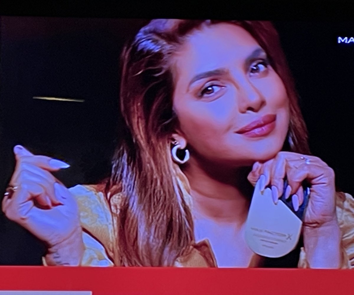 Desiree_R2's tweet image. #PriyankaChopraJonas 😍🧡 for #MaxFactor Ad👏🏽😃
Translation of Priyanka’s statement: “My faithful companion”😊