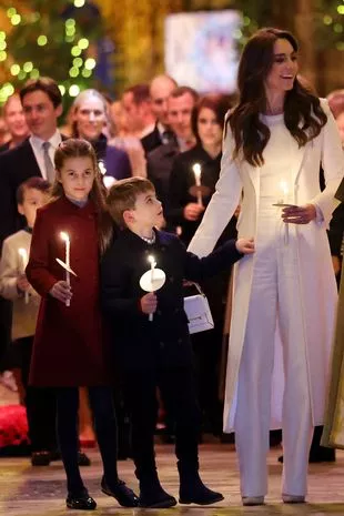 Windsor boys looking at their beautiful mothers 😍🥰
#PrincessofWales 
#PrincessCatherine
#DuchessofEdinburgh