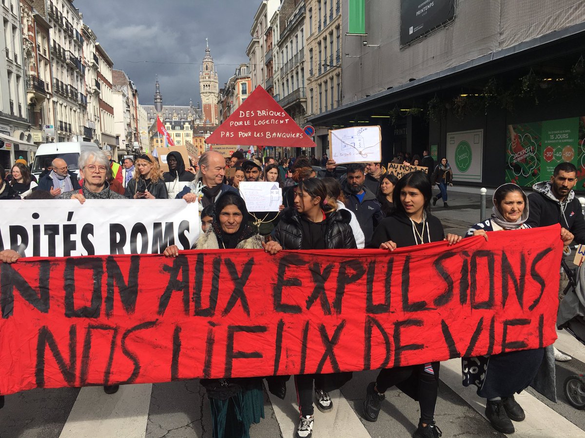 Grosse participation des habitants du terrain des 4 Cantons cet après midi a #Lille à la manifestation pour le droit au logement et contre les expulsions . ⁦@CNDH_Romeurope⁩