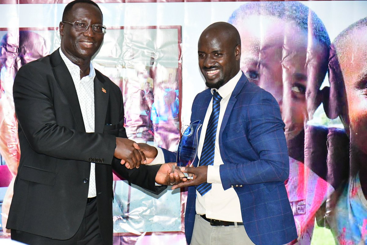 Kyaterekera Paul has been recognized as the most active online participant. In the house was Mr. Kasibante Samuel, who received the ward on his behalf. Congratulations 🎉 Busoga Health Forum uses online platforms as key tools in mobilizing members and stakeholders.