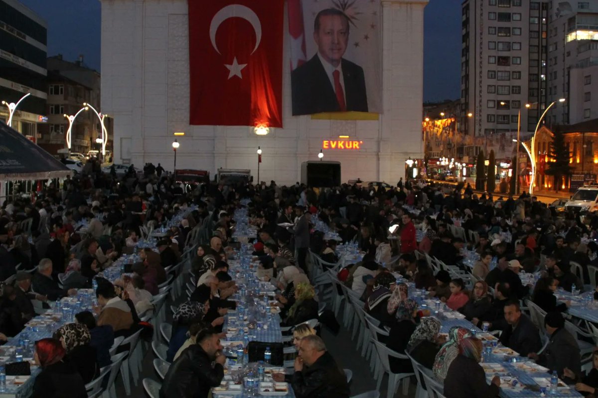 celalkose66's tweet photo. GÖNLÜMÜZ BİR SOFRAMIZ BİR

Hemşehrilerimizle Cumhuriyet Meydanı'nda Gönül Soframızda hemşehrilerimizle beraber iftarımızı yaptık.

Yüce Mevla'm oruçlarımızı ve dualarımızı kabul, birlik ve beraberliğimizi daim eylesin.

#YozgatBelediyesi https://t.co/S1qr2K6tTg