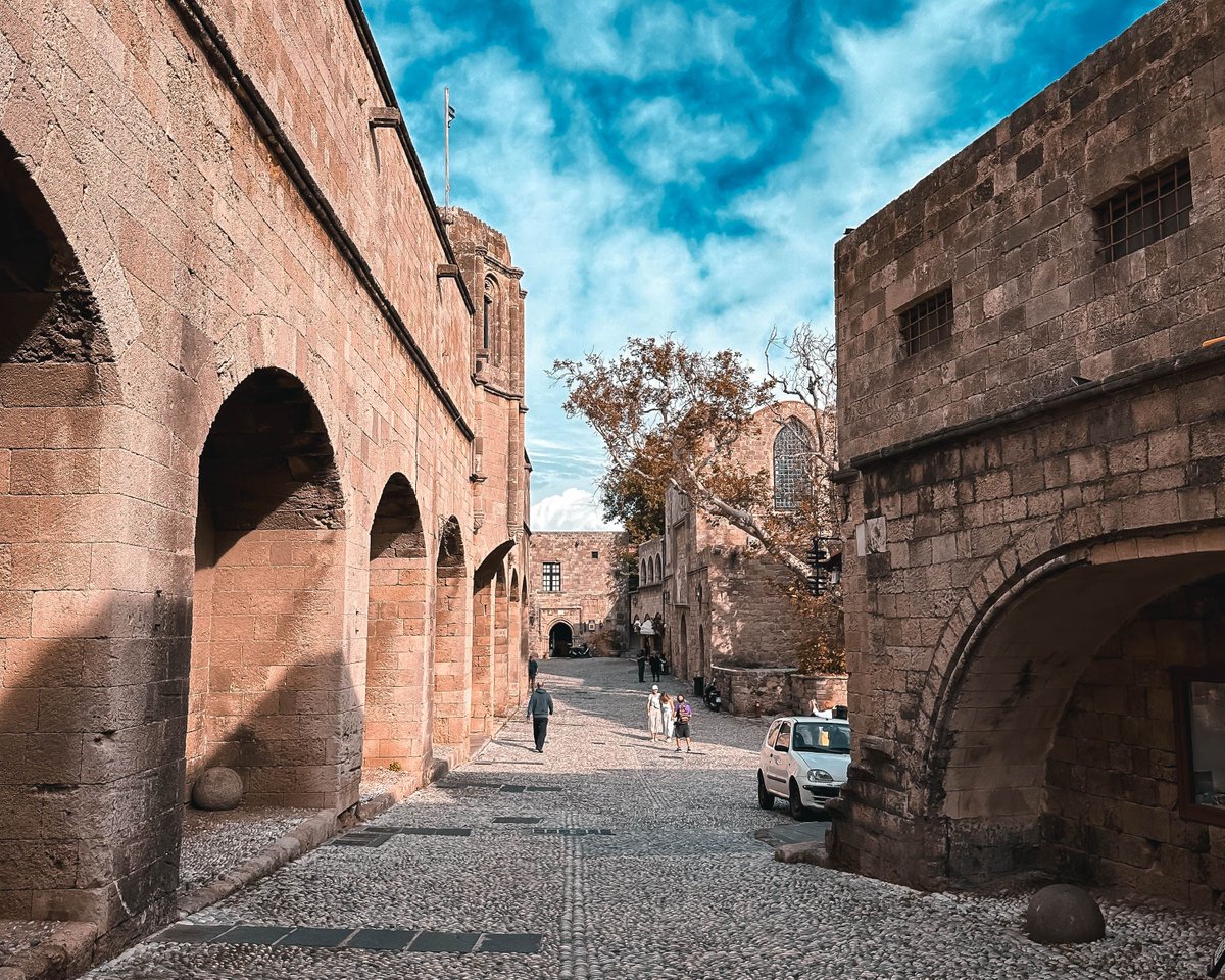 📸 Lose yourself in the maze of cobbled streets and hidden alleys that wind through the historic heart of Rhodes. Each corner reveals a new treasure – from quaint cafes to artisan shops. #photography #travelphotography #outdoors #greece #rhodes #streets