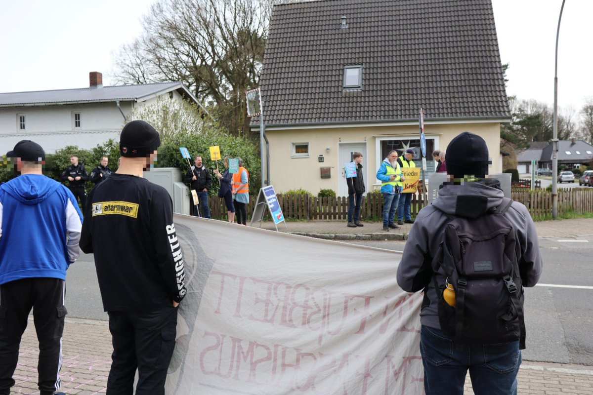 Danke an alle, die heute in #brokstedt Flagge gezeigt haben gegen die #noAfD! Haltet in den nächsten Wochen die Augen offen, keinen Meter den Faschisten! News unter noafdsh.noblogs.org/#afdindieschra…