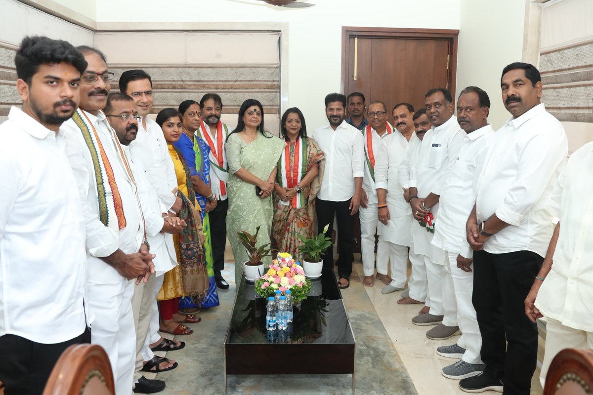 Greater Hyderabad Mayor Smt Gadwal Vijayalakshmi garu was welcomed to @INCIndia family by Smt Deepa Das Munshi ji and @TelanganaCMO Sri @revanth_anumula garu and other Senior leaders. @INCTelangana @kharge @kcvenugopalmp @SpiritOfCongres