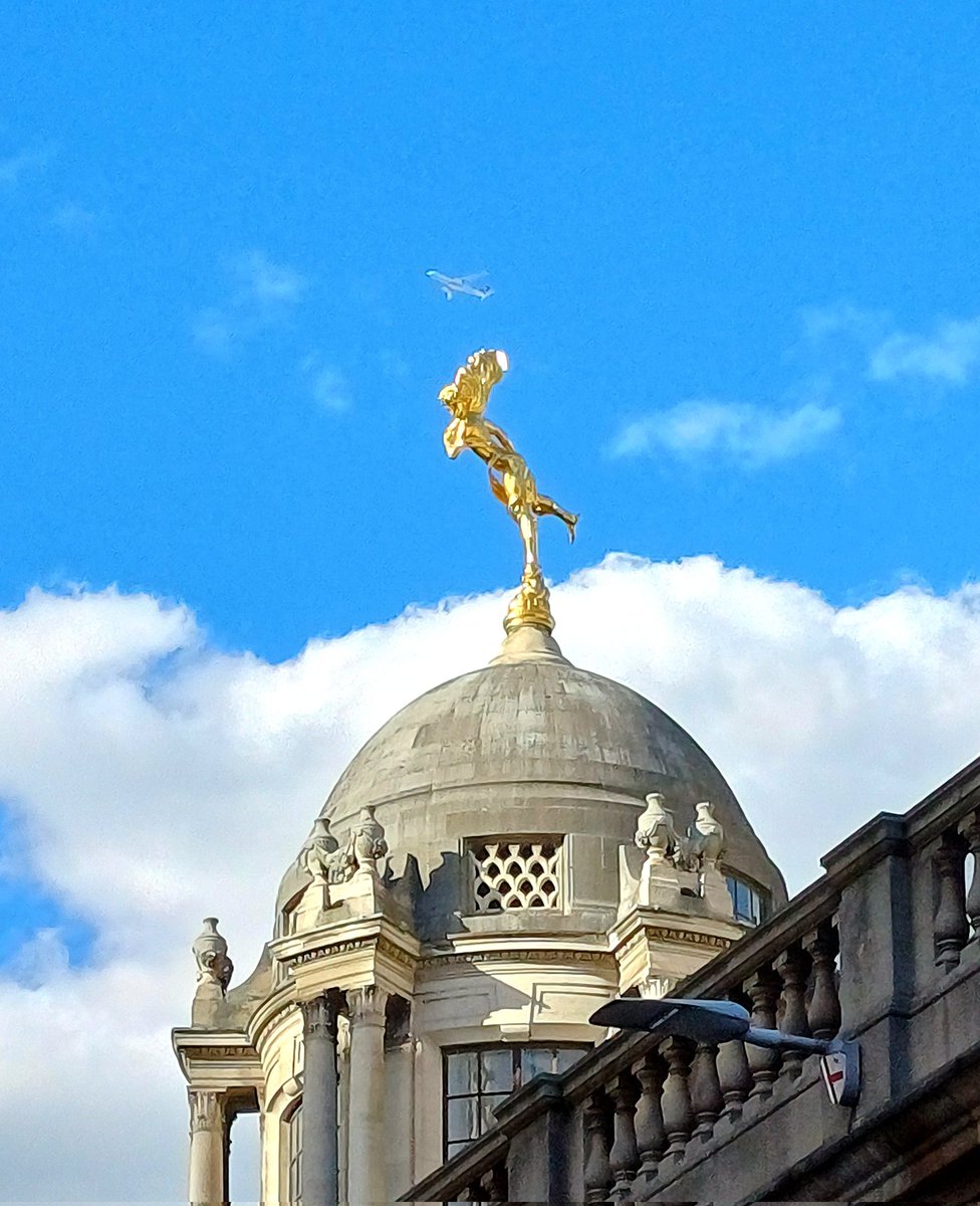 'Ariel or the Spirit of the Winds' by Charles Wheeler, on the Bank of England's Tivoli Corner. An aeroplane was passing over just as I looked up at it, also carried around the world on the winds #bankofengland #ariel #charleswheeler #sculpture @thecityofldn @boemuseum