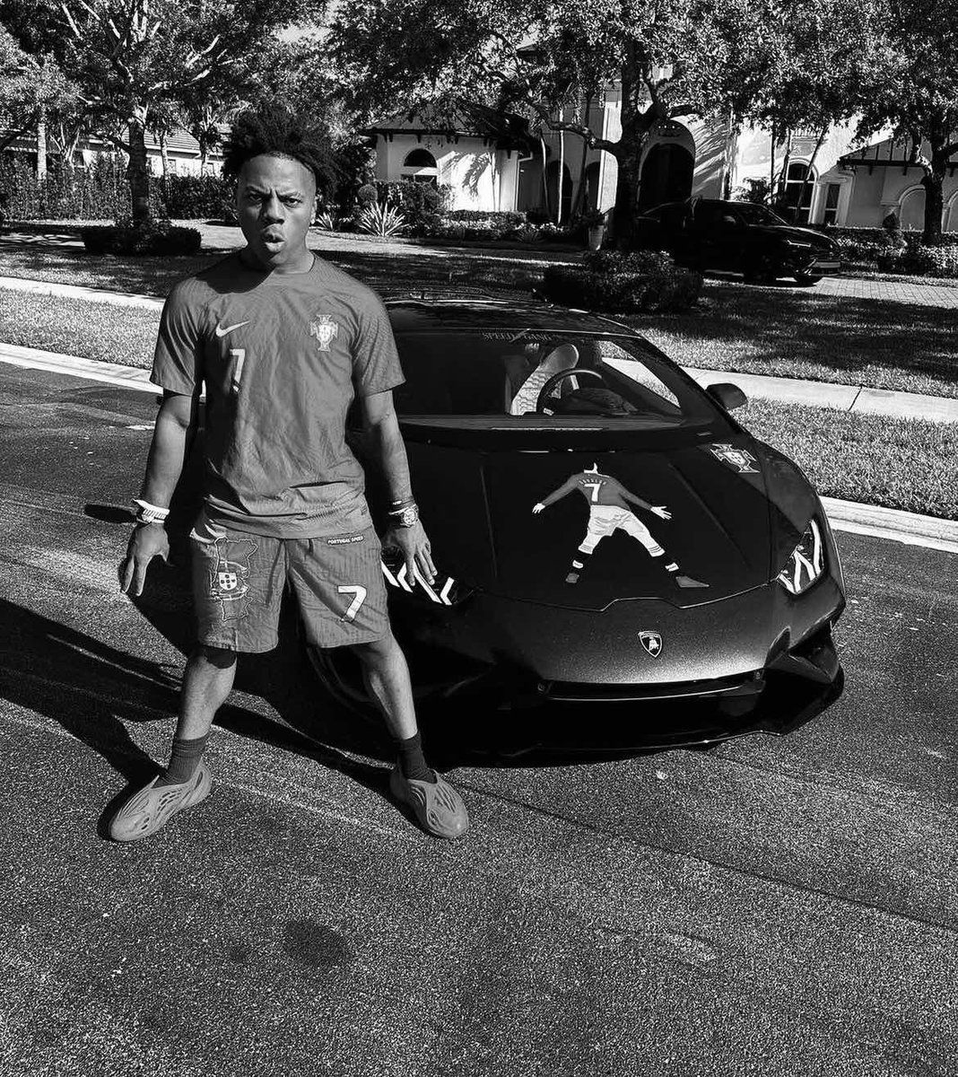 SpeedyDingaling's tweet photo. IShowSpeed has died after a horrific car accident in his new custom Huracan. He was only 19 years old #prayers4speed #RIPSPEED🕊️

(via: @Dexerto) https://t.co/u6pNKZBQbV
