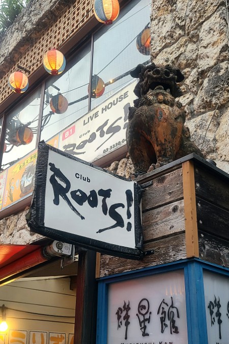 taka_trilogy's tweet image. 今夜は高円寺Club ROOTSへ。  昨年6月以来の世界歌謡大将！🎸🎩 
今回も数々の名曲と演奏を楽しんできました♪
前半には永野さんの30秒が発令😁
森藤さんの演奏 &amp;amp; パフォーマンスも終始最高でした😆

#世界歌謡大将 
#SparkRock ! vol.1
#高円寺ClubROOTS