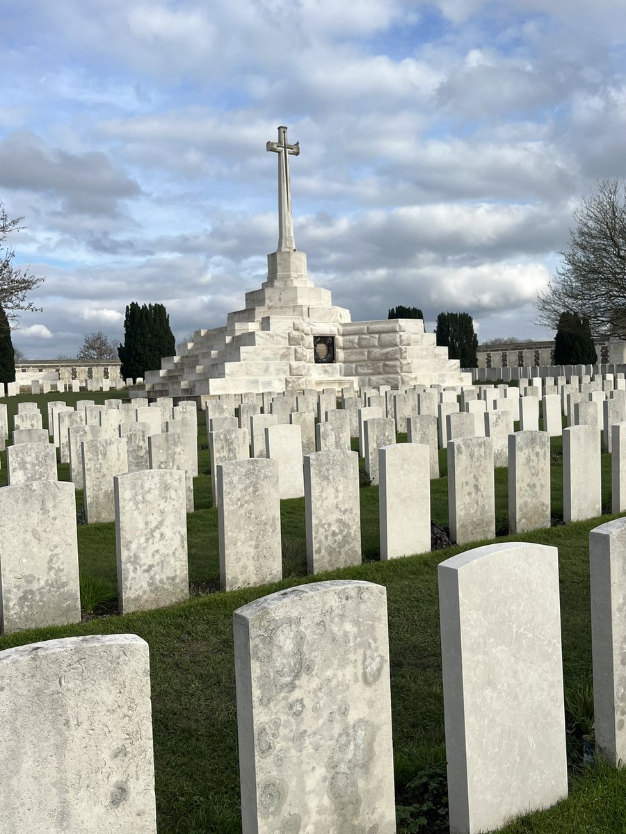 ToursSolway's tweet photo. Lesley thoroughly enjoyed being back in Ypres recently leading a WW1 Battlefield’s Tour with guests that came from Belgium, Italy and the USA to join this tour . #SolwayBattlefieldsTours #GuidedHistoricTours https://t.co/kPwbsaZRE4