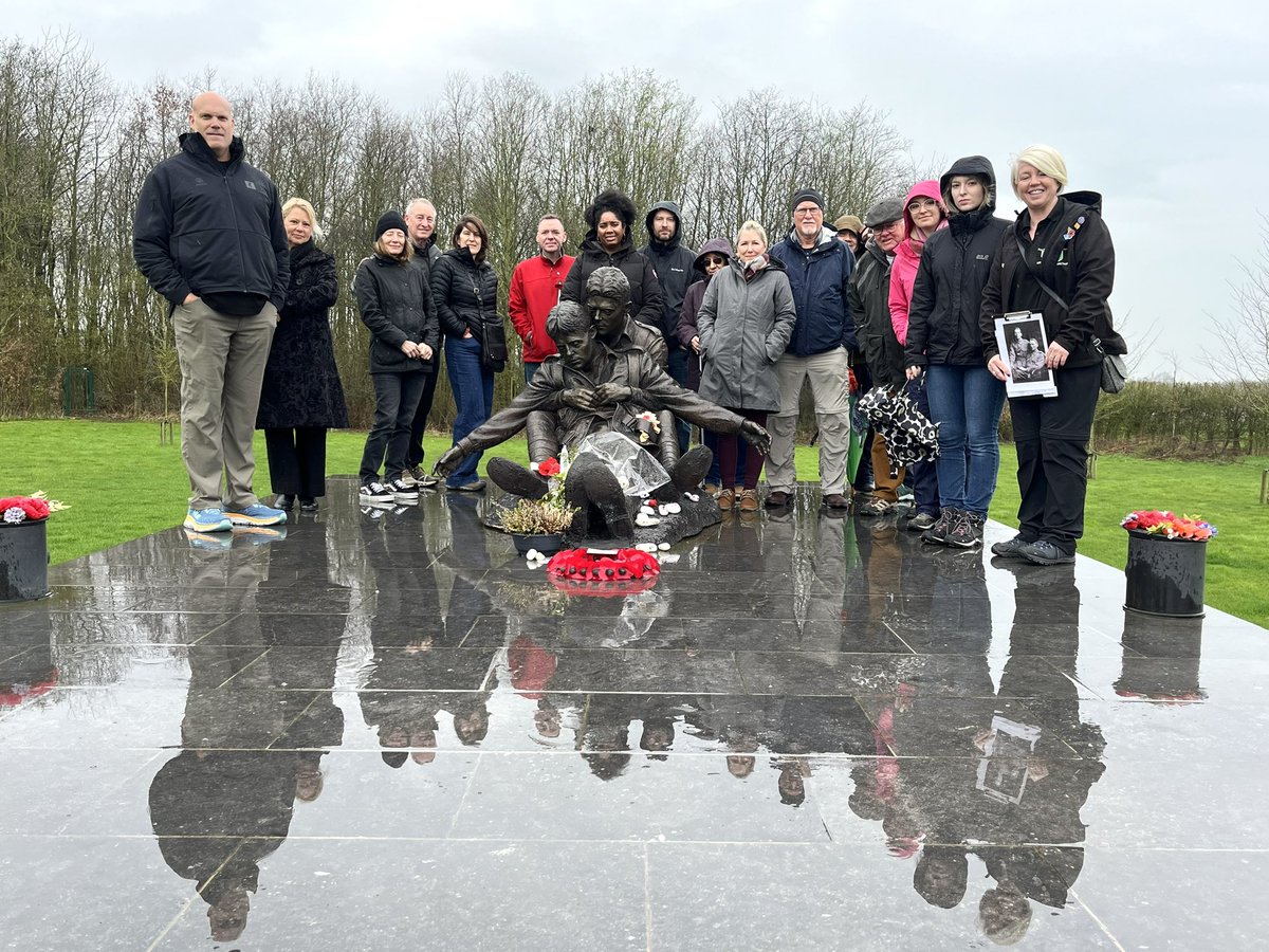 ToursSolway's tweet photo. Lesley thoroughly enjoyed being back in Ypres recently leading a WW1 Battlefield’s Tour with guests that came from Belgium, Italy and the USA to join this tour . #SolwayBattlefieldsTours #GuidedHistoricTours https://t.co/kPwbsaZRE4