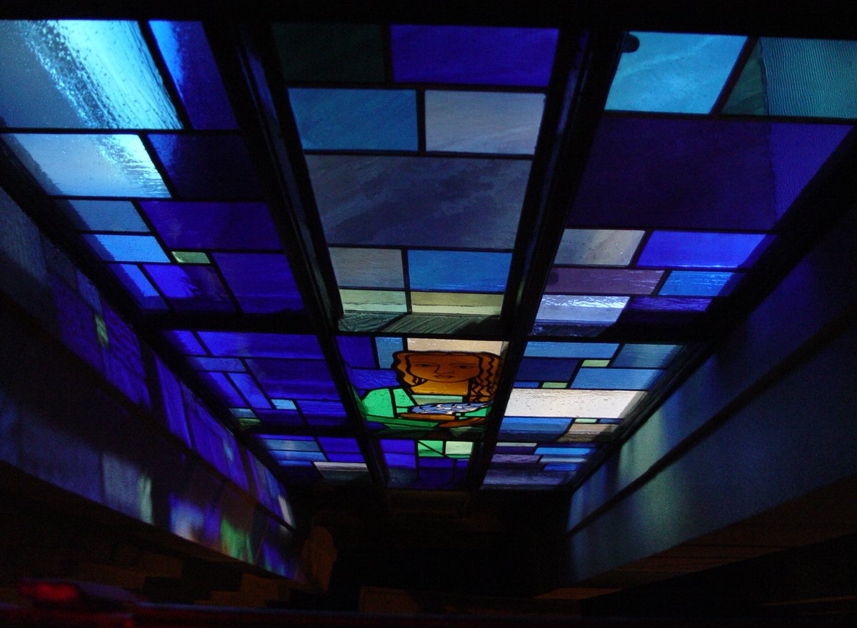 Restaurieren und Konservieren der Kunstverglasung Manor in Zürich 2003. Ein Beispiel für eine umfangreiche Restaurierung bei laufendem Betrieb eines Kaufhauses.
glas-art.ch/kunst-handwerk…