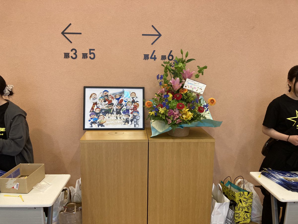 先日開催された北九州市立木屋瀬中学校さんの定期演奏会でイラストを飾っていただきました〜〜〜〜嬉しい〜〜〜ありがとうございます❤️🧡💛💚🩵💙💜（お写真送ってくださった方、ありがとうございます！ﾊｯﾋﾟｰﾊｯﾋﾟｰ！！！！幸せ！！！）