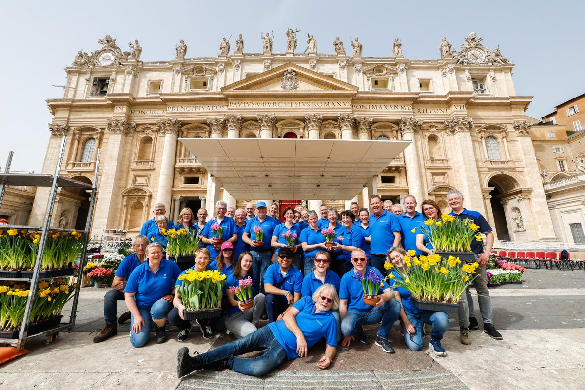 Vatican employees and volunteers worked hard this morning to prepare St. Peter's Square for Easter Mass tomorrow with #PopeFrancis. Our @LolaGomezC was there. Lots of photos here: usccb.org/news/2024/dutc…