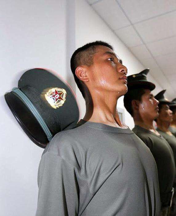 MoChen_S's tweet photo. 很久没有发一些自己喜欢的图了，以前会探索一些新玩法，只是玩的时候想不起来拍照记录下来。
如果让我选一个最喜欢的玩法，那一定是军事体训，我喜欢军人服从命令时的眼神，让人着迷沉醉，比任何催情药都要强烈，你们说呢 https://t.co/Ew93bzskgA