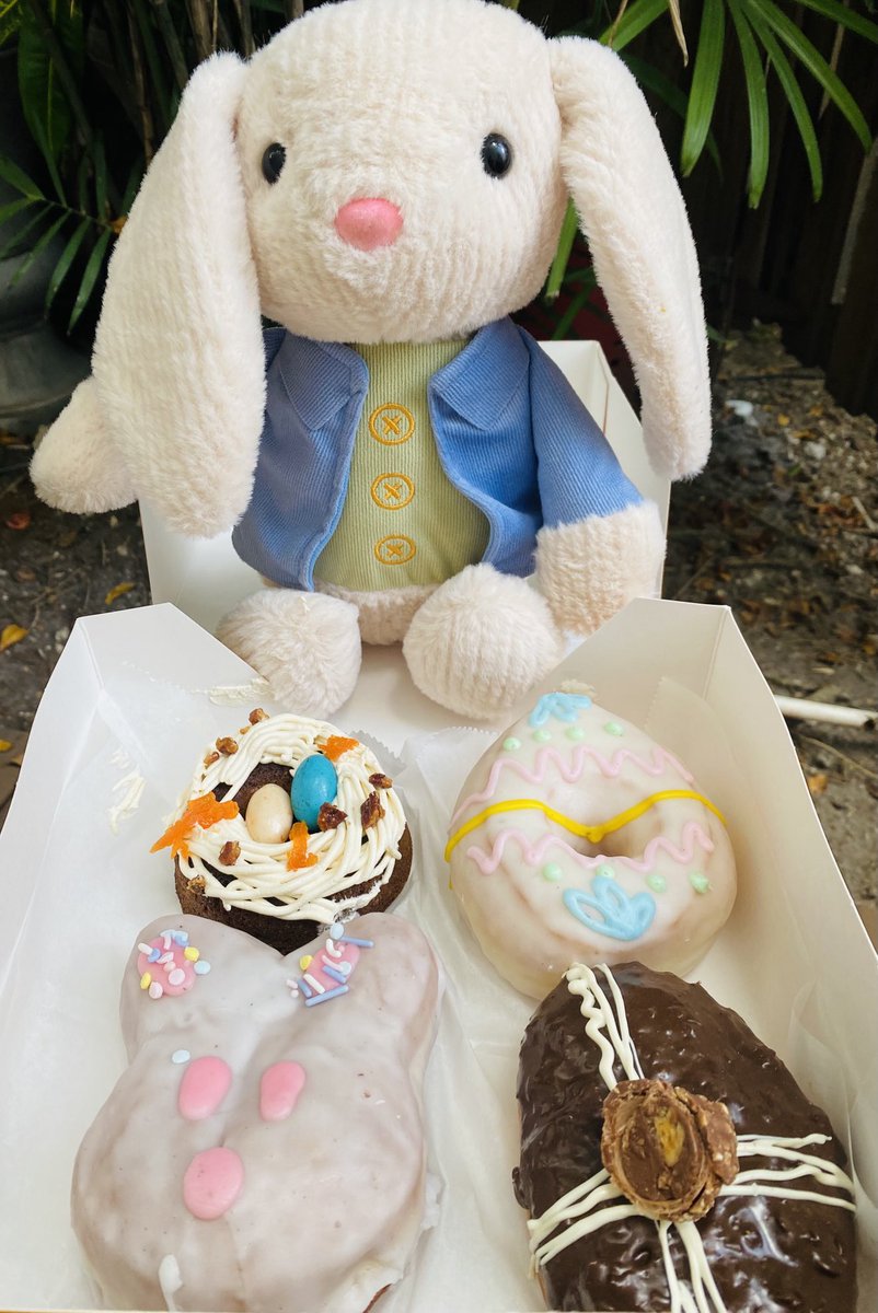 Because ⁦<a href="/ChefMaxSantiago/">Chef Max Santiago/ Max’d Out Donuts</a>⁩ made Easter donuts, Bunny &amp; I made the journey from the Grove to Max’d-Out-Donuts (no kolaches today) (carrot cake, egg, lemon bunny &amp; Nutella chocolate)