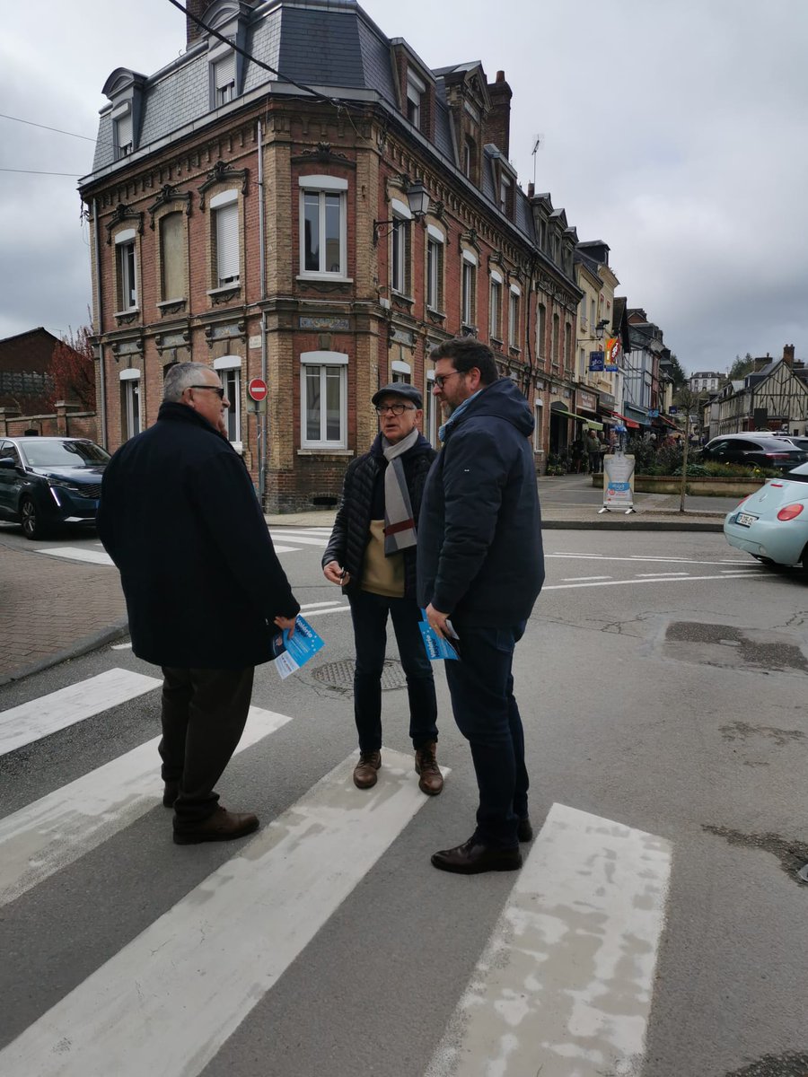 Présents sur le marché de #Bernay ce matin pour soutenir notre candidate <a href="/ValerieHayer/">Valérie Hayer</a>! Merci aux adhérents de la majorité présidentielle pour leur engagement dans cette belle campagne européenne !
#Eure #Normandie