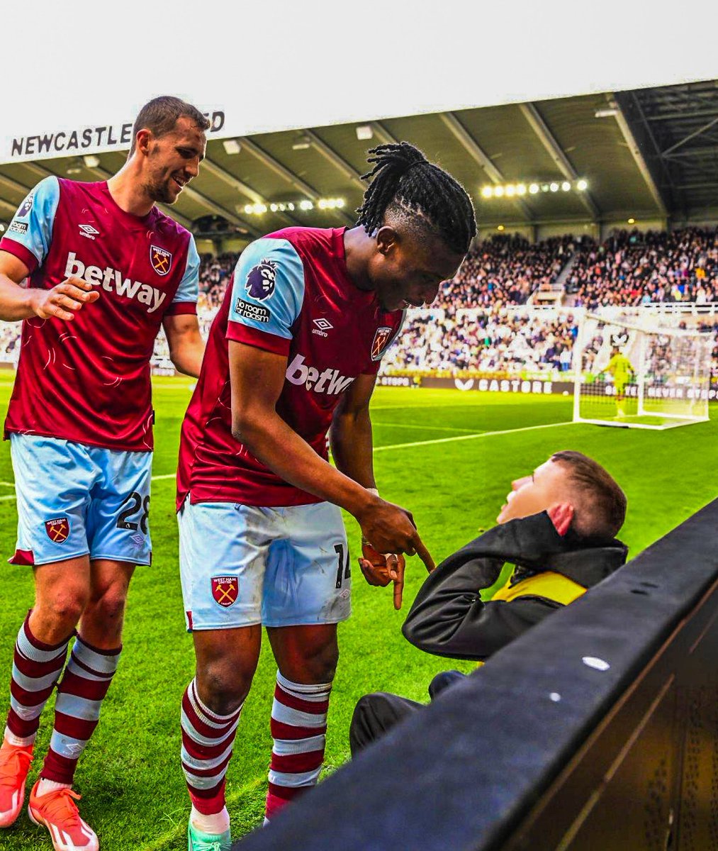 😅🪑 Mohammed Kudus wanted a seat for his iconic celebration... the Newcastle ballboy did not give it! 🇬🇭