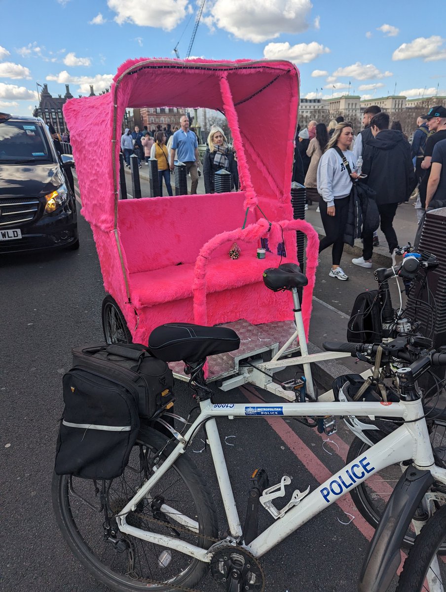 🚨Seized🚨

The vehicle has been stopped and inspected. It was found to have been modified with an electric motor and propelled with a throttle.
Rider reported for driving offences ^Sgt Watson #WestminsterBridge