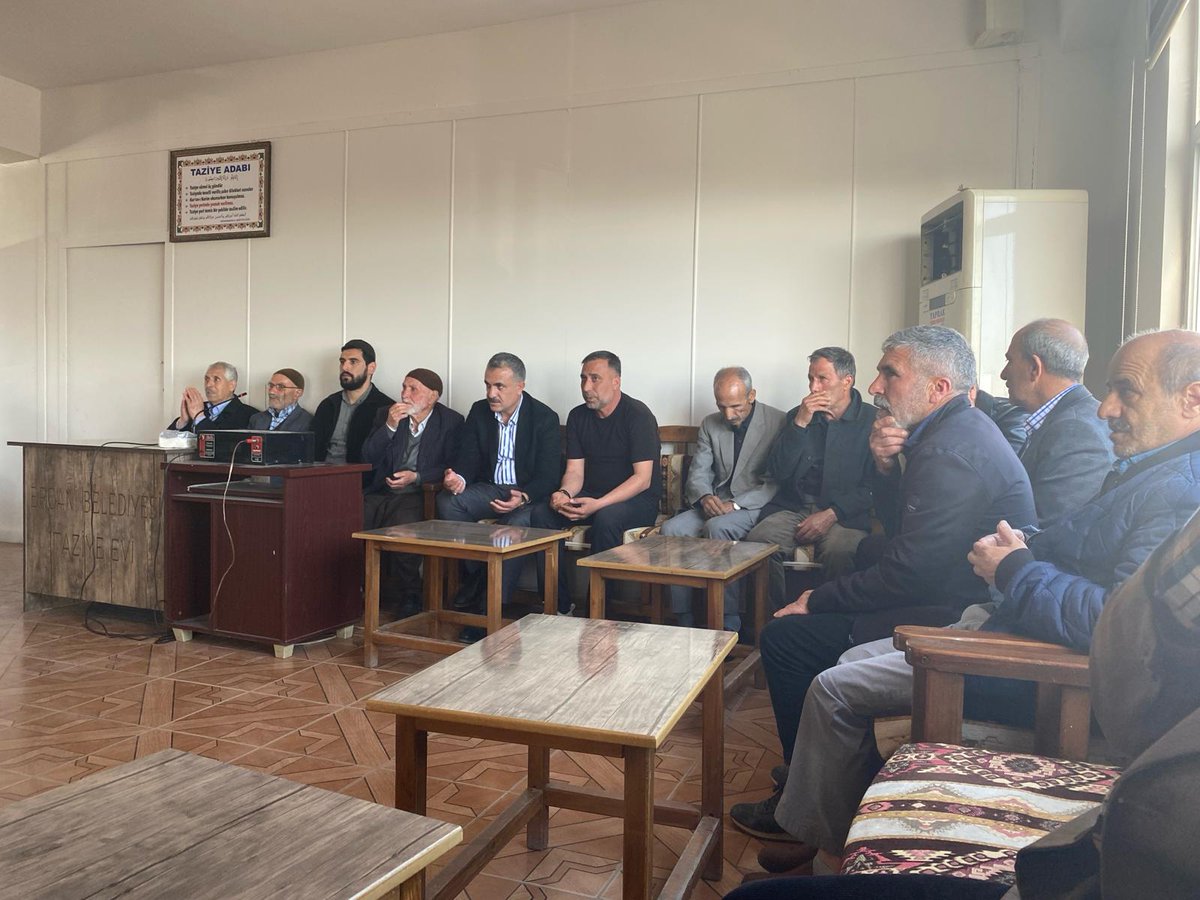 AtabeyKemal's tweet photo. Çermik yolu Belediye  Taziye Evi'nde #ÇETİN ailesine taziye ziyaretinde bulunduk.

Merhuma Cenab-ı Allah’tan rahmet kederli ailesine başsağlığı ve sabır diliyorum.

Rabb'im mekânını cennet eylesin.🤲 https://t.co/2gTkfyYWQZ