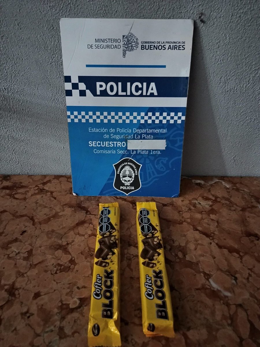 porqueTTarg's tweet photo. "La Plata": 

Porque en La Plata, detuvieron a los "Hermanos Piraña" por robar dos chocolates. Los detenidos tienen 12, 14 y 15 años. https://t.co/ScJ8EzpqkY