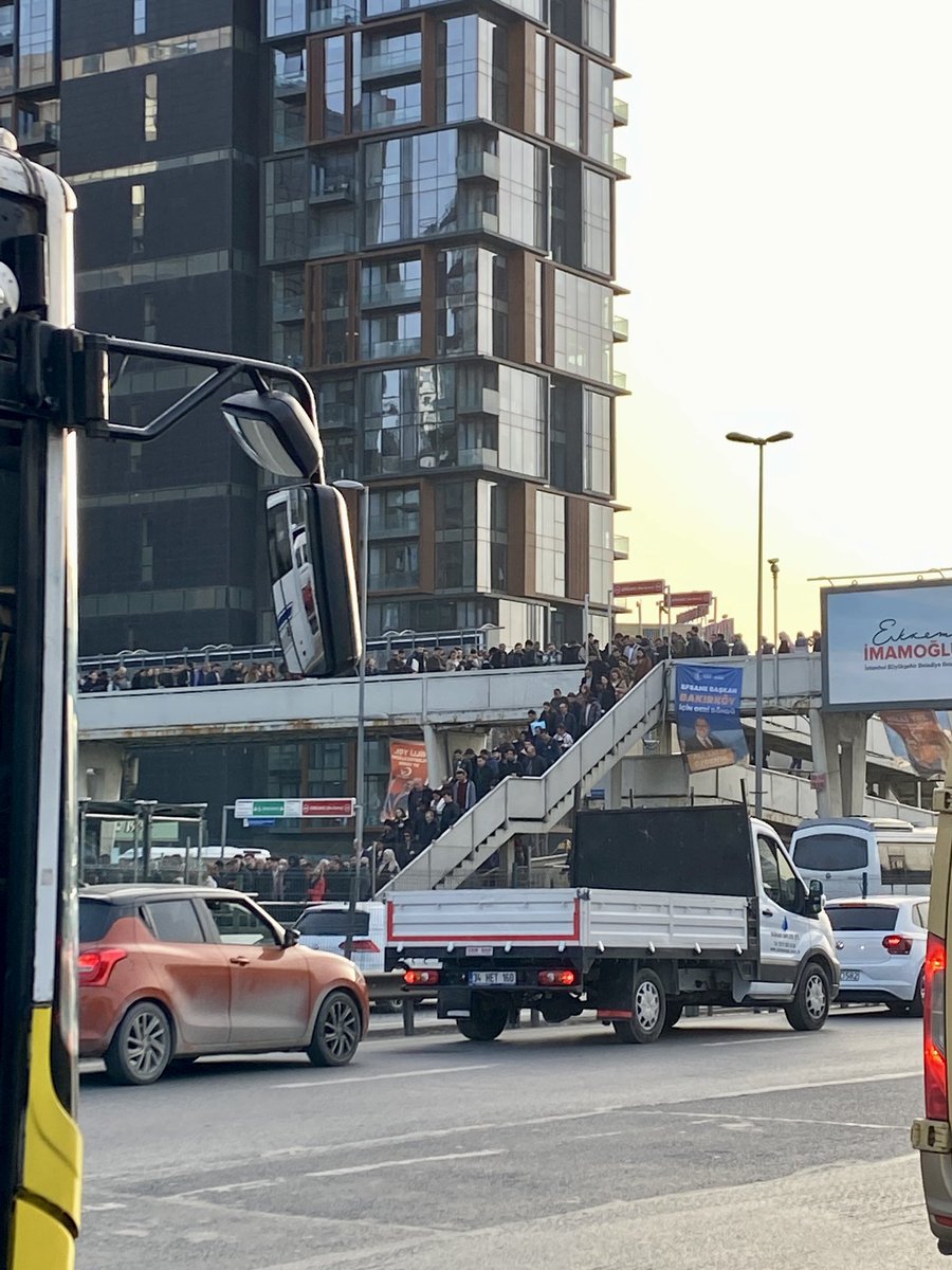 tugbakyrnn's tweet photo. İstanbul’da yaşamak hiç stresli değil.( Yenibosna metrobüs) https://t.co/JYIdUQIQGV