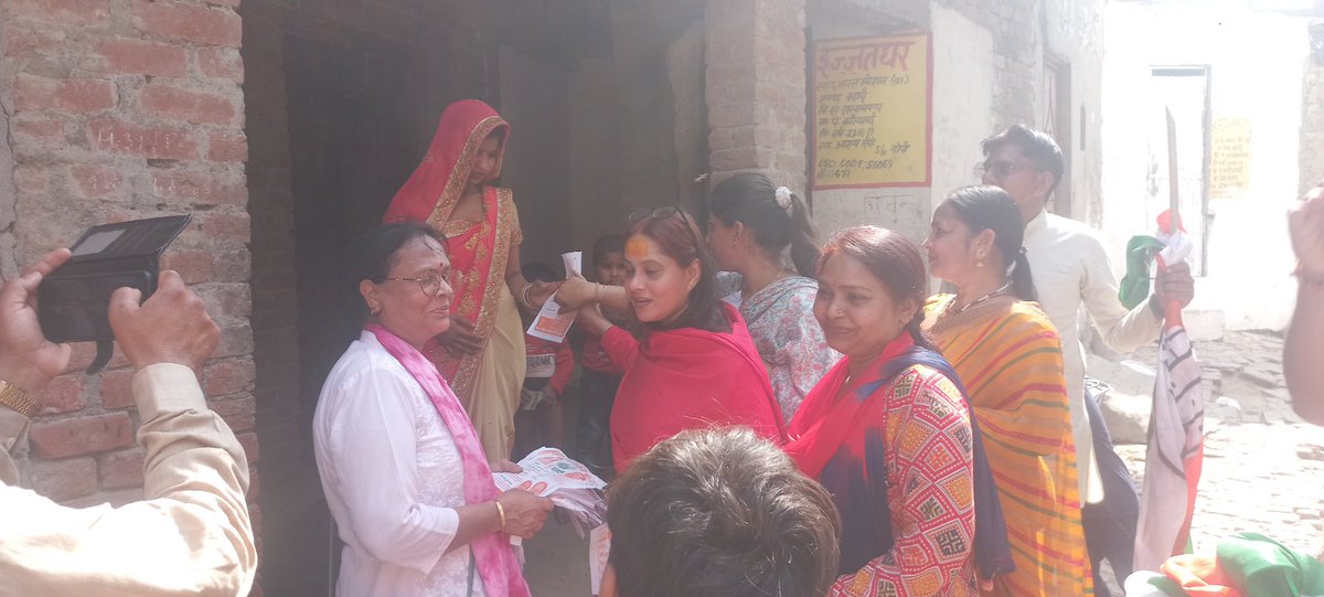 INCmahilabudaun's tweet photo. आज जनपद के सहसवान क्षेत्र में प्रदेश महासचिव @SunitaSinghINC जी व प्रदेश सचिव #उपासना_चौहान जी के नेतृत्व में घर घर नारी न्याय शक्ति गारंटी के पर्चे बांटे। @WestUpPMC अध्यक्ष #Bharti_tyagi जी मुख्य अतिथि व प्रदेश उपाध्यक्ष #Anjli_sharma जी विशिष्ट अतिथि के रूप में शामिल हुईं। https://t.co/ooYzGGhYMk