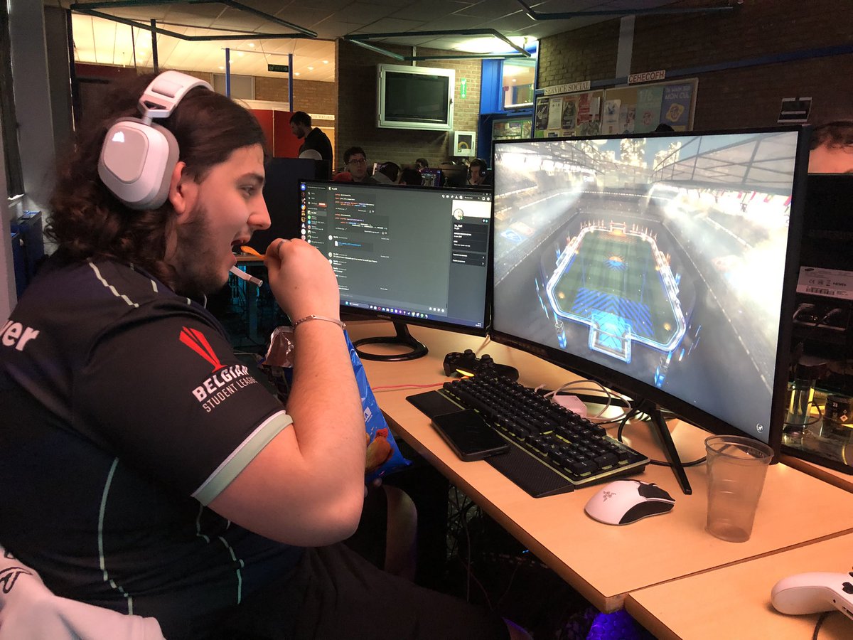 HelhaEsport's tweet photo. Week-end de LAN en ce moment pour notre team RL, quoi de mieux pour casser les petits creux que Croky ! 😁 merci la @StudentLeagueBE pour les petits cadeaux ! https://t.co/RPXANIZEGq