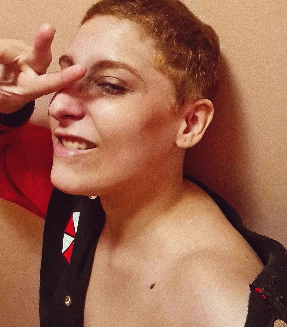 Refletindo aqui. 5 anos de diferença.
E há quem diga que eu tenho muita cara de mulher e sempre vou ter se n tomar hormônio.
Queridão quando eu me forçava a ser mulher eu era assim <-
me pouper